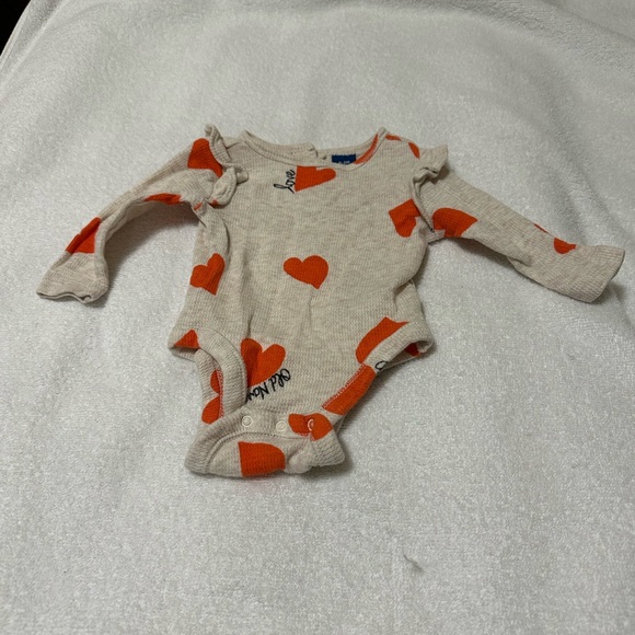 Old Navy baby Valentine's Day outfit long sleeve onesie size 0-3 months - Picture 2 of 8